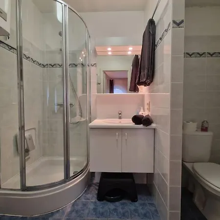 Апартаменты Cozy With Pool Close To The Sea